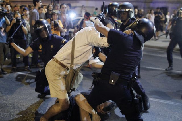 Γκλομπ και ένταση σε διαδήλωση εναντίον του Ραχόι με φόντο τα σκάνδαλα